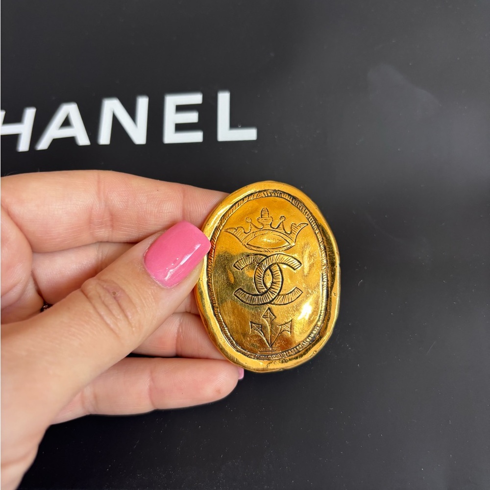 Authentic CHANEL regal crown logo medallion brooch circa 1980s - Picture 6 of 7
